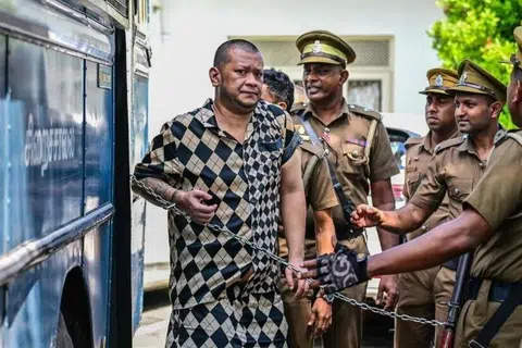 இலங்கையின் கொழும்பு புறநகர்ப் பகுதியான கடுவெலவில் சிறைக் காவலர்கள் வெளிநாட்டவர் ஒருவரை அழைத்துச் செல்கின்றனர்.