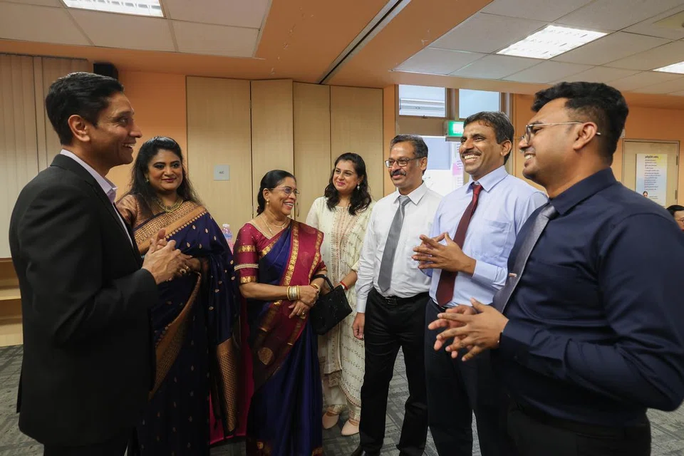 உமறுப்புலவர் தமிழ்மொழி நிலையத்தில் ஆகஸ்ட் 30ஆம் தேதி நடைபெற்ற நல்லாசிரியர் விருது விழாவில் சிறப்பு விருந்தினராகப் பங்கேற்ற கலாசார, சமூக, இளையர்துறை மற்றும் மனிதவள துணையமைச்சரும் தமிழ்மொழிக் கற்றல், வளர்ச்சிக் குழுவின் தலைவருமான தினே‌ஷ் வாசு தாஸ், விருதுபெற்ற ஆசிரியர்களுடன் கலந்துரையாடினார்.