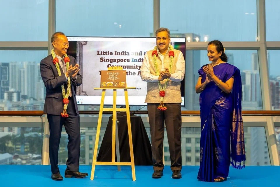 (இடமிருந்து) நூல் வெளியீட்டு விழாவில் கலந்துகொண்ட முன்னாள் வெளியுறவு அமைச்சர் ஜார்ஜ் இயோ, சிங்கப்பூருக்கான இந்தியத் தூதர் டாக்டர் ஷில்பக் அம்புலே, எழுத்தாளர் சௌந்திரநாயகி வயிரவன்.