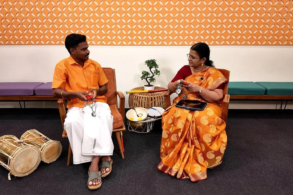 சலங்கைக் கிட்டியாட்டம் குறித்து விளக்கமளித்த ஆசான் கோபி ஆறுமுகம் (இடது), தமிழ் முரசின் உதவி ஆசிரியர் கலைச்செல்வி வைத்தியநாதன்.