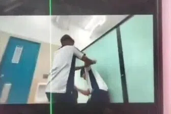 பள்ளிக் கழிவறையில் அடித்துக்கொண்ட மாணவர்கள்