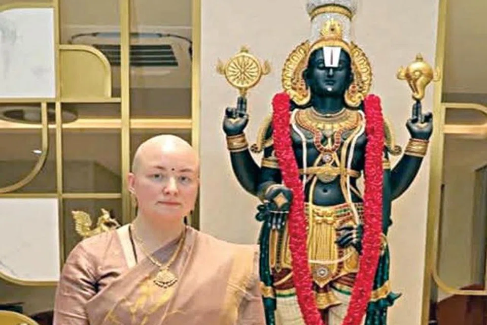 திரு பவன் கல்யாணின் மனைவி அன்னா லெஸ்னவா திருப்பதியில் தலைமுடிக் காணிக்கை செலுத்தினார். 