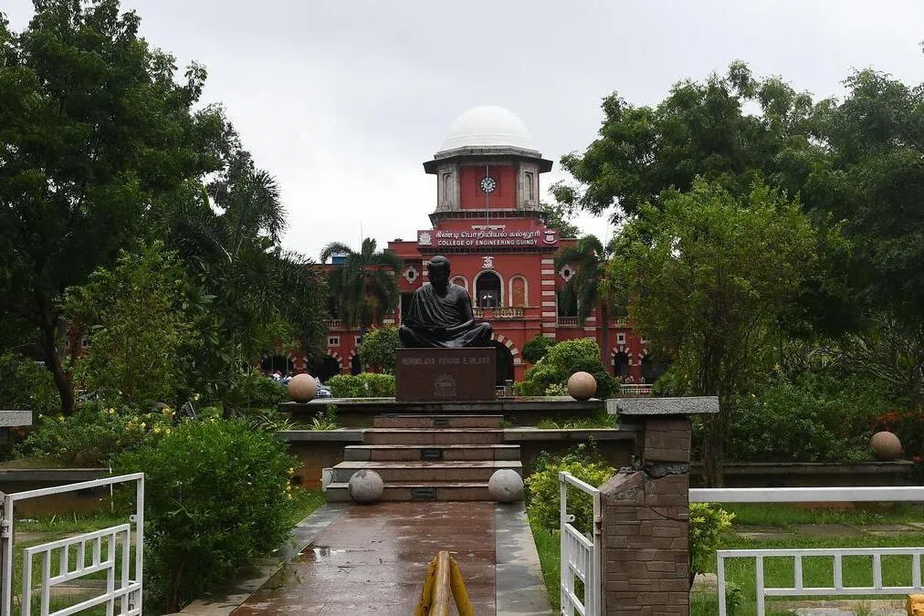 அண்ணா பல்கலைக்கழக அதிகாரிகள் மீது வழக்கு: முறைகேடான அங்கீகாரம்