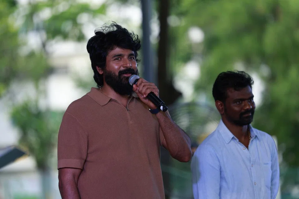 சூன் லீ பொழுதுபோக்கு நிலையத்தில் வெளிநாட்டு ஊழியர்களைச் சந்தித்த ‘அமரன்’ திரைப்படக் கதாநாயகர் சிவகார்த்திகேயன், இயக்குநர் ராஜ்குமார் பெரியசாமி (வலது).