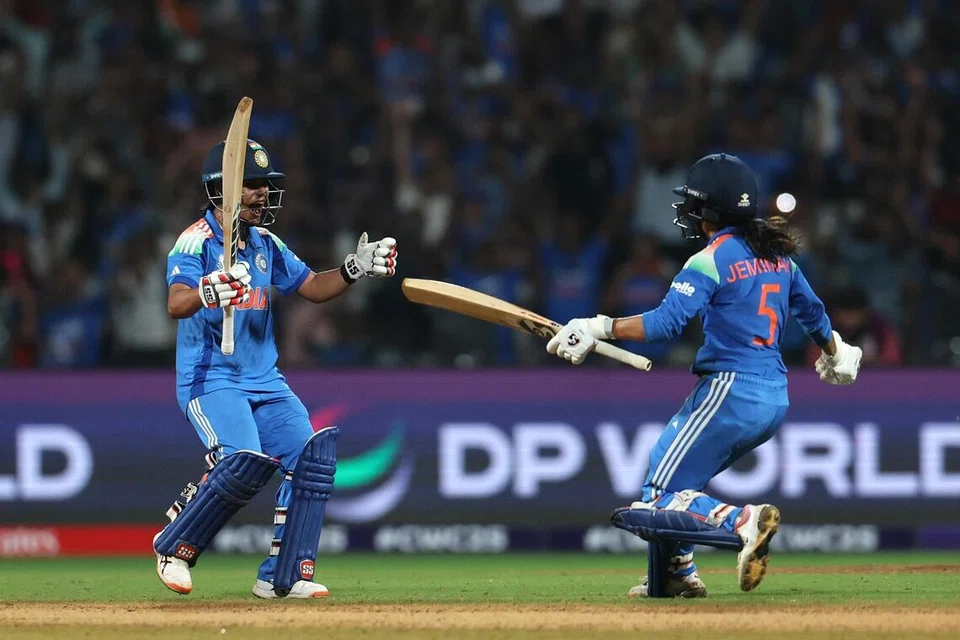 வெற்றிக்கான ஓட்டத்தை அமன்ஜோத் கவுர் (இடது) அடித்ததும் சாதித்த மகிழ்ச்சியில் கொண்டாட விரைந்த ஜெமிமா ரோட்ரிக்ஸ்.