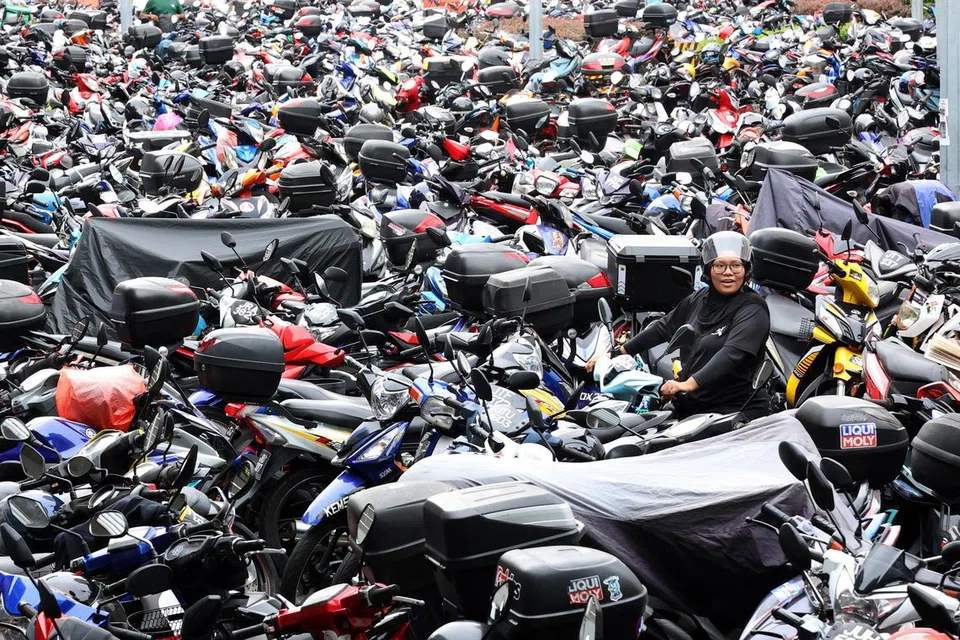 நூற்றுக்கணக்கான மோட்டார்சைக்கிள்களுக்கு இடையில், திருவாட்டி எஃபா சுராயா அமிது,  42, முட்டி மோதாமல், மிகக் கவனமாகத் தமது வண்டியை வெளிக்கொண்டுவர முயல்கிறார். 