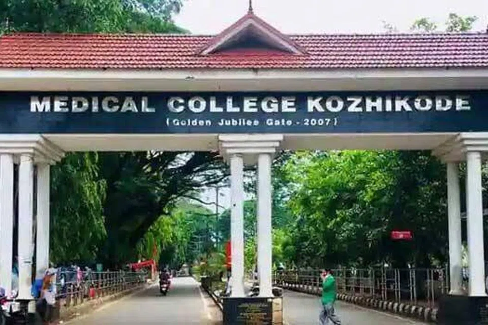 கவனக்குறைவுடன் செயல்பட்ட மருத்துவர்மீது நடவடிக்கை எடுக்க வேண்டும் என்று குழந்தையின் குடும்பத்தினர் வலியுறுத்தி உள்ளனர்.