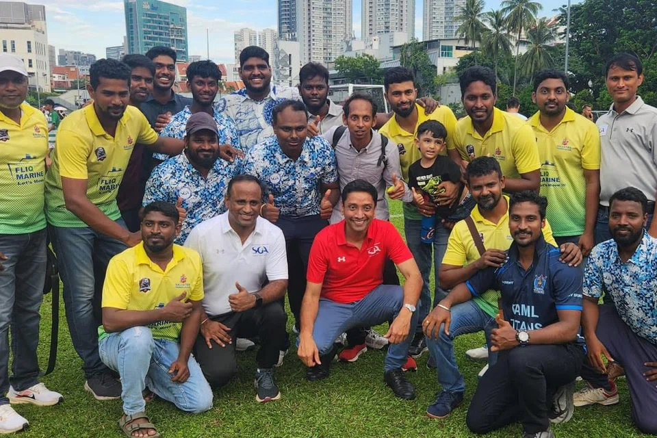நிகழ்ச்சியில் பங்கேற்ற வெளிநாட்டு ஊழியர்களுடன் கலாசார, சமூக, இளையர்துறை, மனிதவளத் துணையமைச்சர் தினேஷ் வாசு தாஸ் (நடுவில்) புகைப்படம் எடுத்துகொண்டார். 