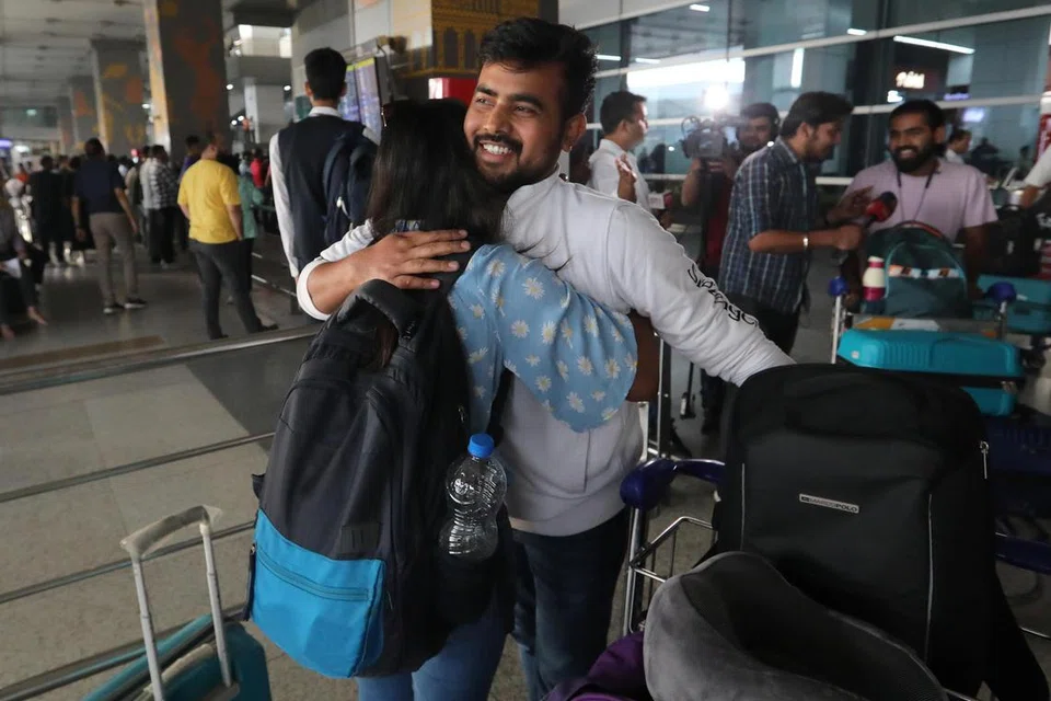 புதுடெல்லி இந்திரா காந்தி விமான நிலையத்தில் சனிக்கிழமை இஸ்ரேலிலிருந்து வந்த இந்தியர்களை உறவினர்கள் ஆரத் தழுவி வரவேற்றனர்.