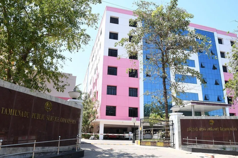 தமிழ்வளர்ச்சி உதவி இயக்குநராகப் பணியில் சேருவோர் துணை இயக்குநர், இயக்குநர் என அடுத்தடுத்து பதவி உயர்வு பெறலாம் என்று தெரிவிக்கப்பட்டுள்ளது. 