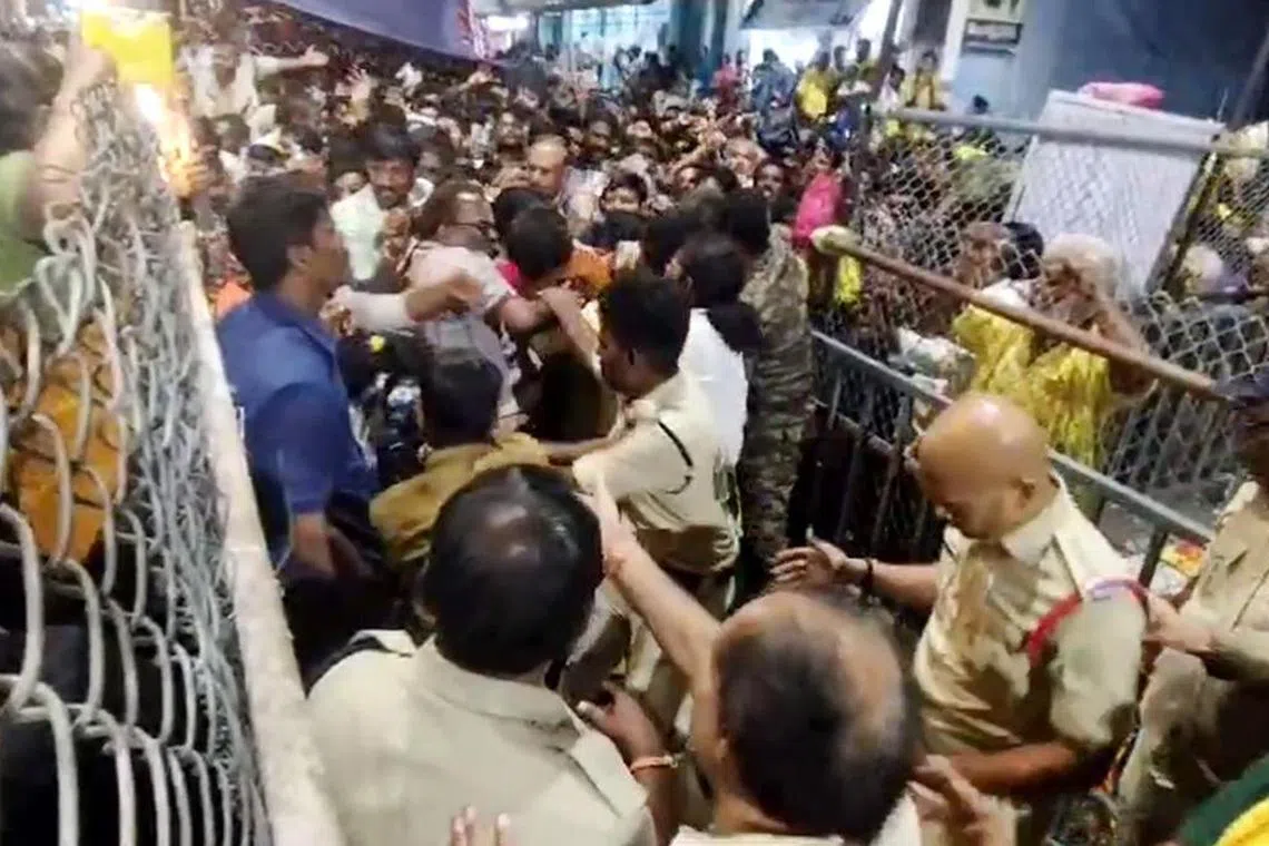 திருப்பதி கோயில் கூட்ட நெரிசலில் அறுவர் மரணம், பலர் காயம்