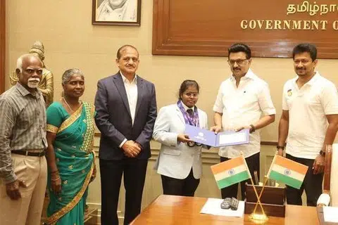 முதல்வர் ஸ்டாலின், துணை முதல்வர் உதயநிதி ஸ்டாலினுடன் கீர்த்தனா.