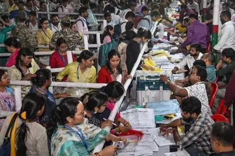 கடந்த வாரம் முதற்கட்ட வாக்குப் பதிவு முடிவடைந்ததும் வாக்குப் பதிவு இயந்திரங்களை முறையாக ஒப்படைத்த தேர்தல் அலுவலர்கள்.