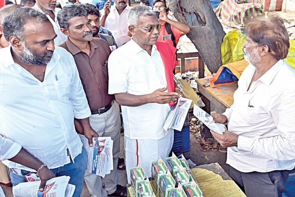மார்க்சிஸ்ட் கம்யூனிஸ்ட் கட்சி சார்பில் மக்கள் சந்திப்பு பிரசார இயக்க நடைப்பயணத்தை சென்னையில் மாநிலச் செயலாளர் பெ.சண்முகம் ஜூன் 11ஆம் தேதி தொடங்கி வைத்து துண்டு பிரசுரங்களை வழங்கினார். 