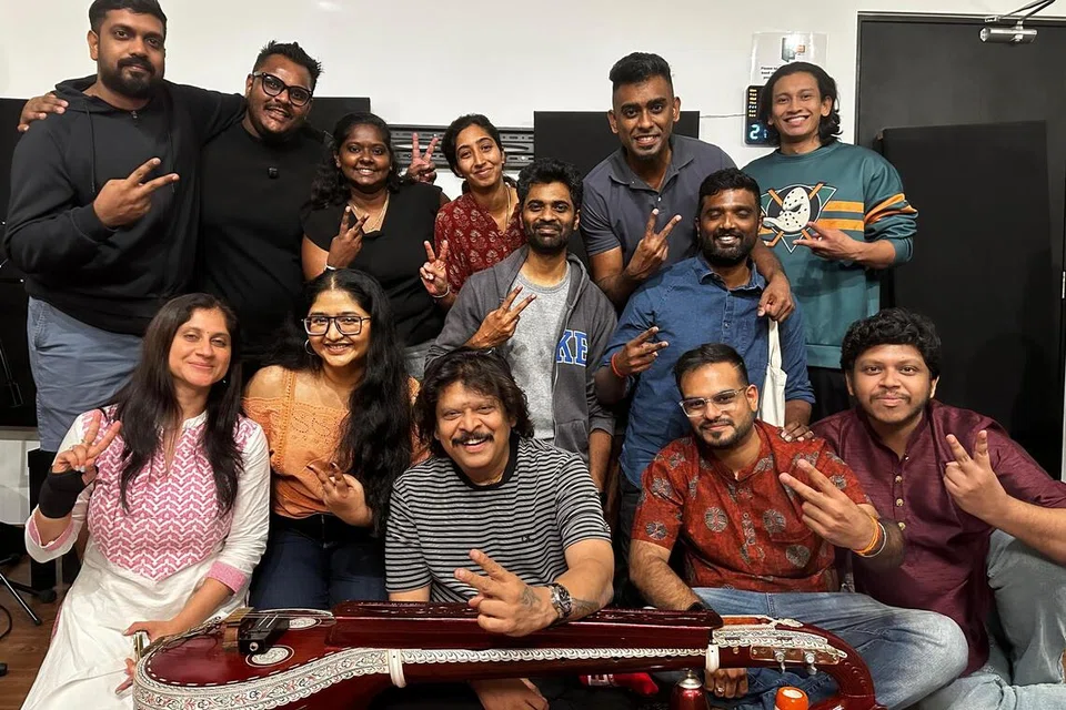 (நடுவில்) பிரபல இசைக் கலைஞர் கலைமாமணி ராஜேஷ் வைத்யாவோடு இணைந்து ரீ இன்கார்னேஷன் உள்ளூர் இசைக் குழு ‘ராகங்கள் 16’ நேரடி இசை நிகழ்ச்சியைப் படைக்கிறது.