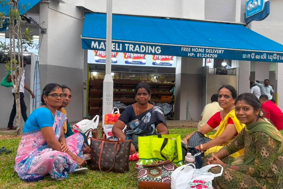 தோழியருடன் திருவாட்டி மகேஷ்வரி (நடுவில்), திருவாட்டி வசந்தமாலா (வலமிருந்து  இரண்டாவது).