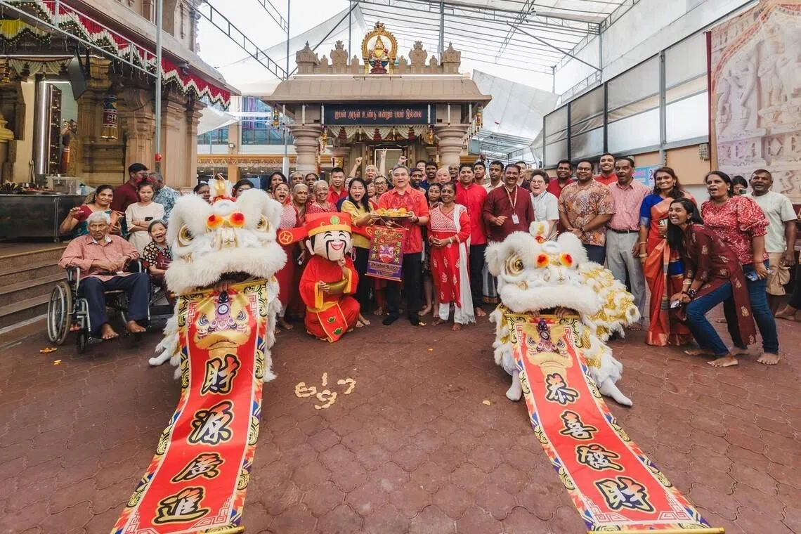 சிங்கப்பூர் பல்லினப் பெருமை: ஆலயச் சந்நிதியில் அசைந்தாடிய ‘சிங்கங்கள்’