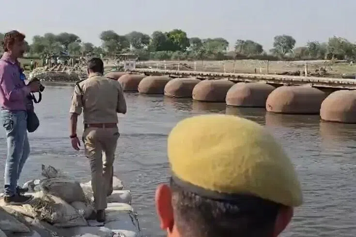 யமுனை ஆற்றில் படகு கவிழ்ந்து 10 பேர் மரணம்; மூழ்கிய 17 பேர் மீட்பு
