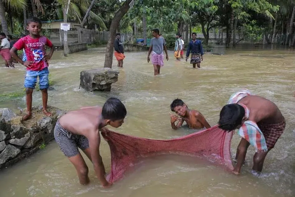 தென் மாவட்டங்களில் கனமழை காரணமாக சாலைகளில் தேங்கிய நீரில் மீன் பிடித்த சிறுவர்கள். பாதிக்கப்பட்ட சில மாவட்டங்களில் வெயில் அடிக்கிறது. சில இடங்களில் வெள்ளம் வடியாமல் தேங்கி நிற்பதாகக் கூறப்படுகிறது.