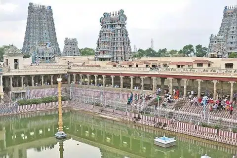 மதுரை மீனாட்சி அம்மன் கோவில் தெப்பக்குளம்.