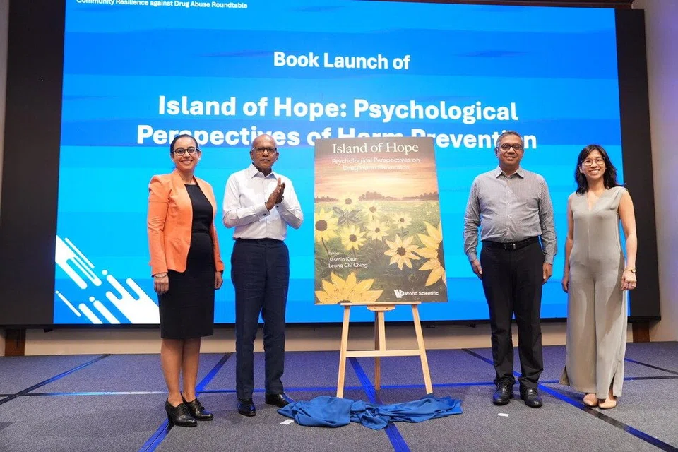 (இடமிருந்து) உள்துறை அமைச்சின் மூத்த முதன்மை உளவியலாளர் டாக்டர் ஜாஸ்மின் கவுர், உள்துறை அமைச்சின் தலைமை உளவியலாளர் டாக்டர் மஜீத் காதர், உள்துறை அமைச்சின் முன்னணி உளவியலாளர் டாக்டர் லியுங் சி சிங் ஆகியோர் உடனிருக்க, போதைப்பொருளின் தவறான பயன்பாட்டுக்கு எதிரான சமூக மீள்தன்மை  வட்டமேசை நிகழ்ச்சியில் தேசிய பாதுகாப்பு ஒருங்கிணைப்பு அமைச்சரும் உள்துறை அமைச்சருமான கா. சண்முகம் (இடமிருந்து 2வது) ஒரு புதிய புத்தகத்தை வெளியிட்டார்.