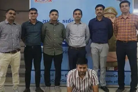 குஜராத்தின் காந்திநகரிலிருந்து மலேசியாவிற்குத் தப்பிச் செல்ல முயன்றபோது நீலேஷ் புரோகித் பிடிபட்டார்.