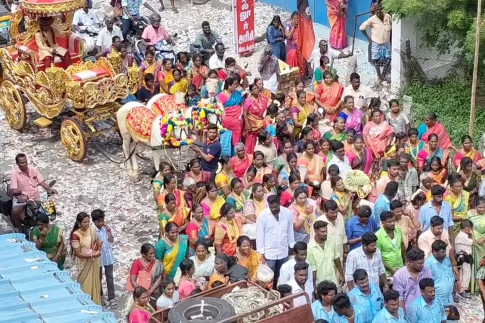 குதிரைகள் பூட்டிய வண்டியில் காதுகுத்து நடந்த சிறுவனை ஏற்றி ஊர்வலமாக அழைத்துச் செல்லும் உறவினர்கள்.