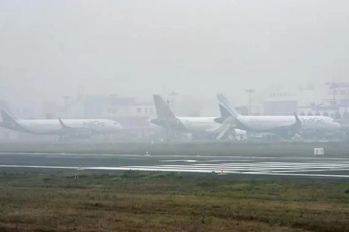 டெல்லியில் கடும் பனிமூட்டத்தால் விமானங்கள், ரயில்கள் தாமதம்