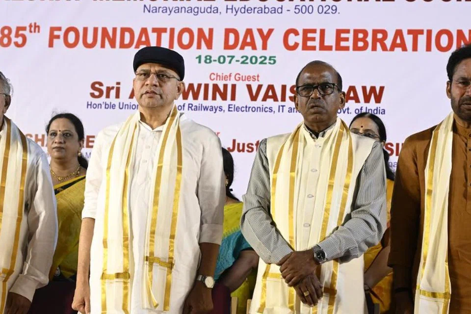 ஹைதராபாத் கேசவ் நினைவு கல்விச் சங்க நிகழ்வில் பங்கேற்ற மத்திய மின்னணு, தகவல்தொழில்நுட்ப அமைச்சர் அஸ்வினி வைஷ்ணவ் (இடமிருந்து இரண்டாவது).