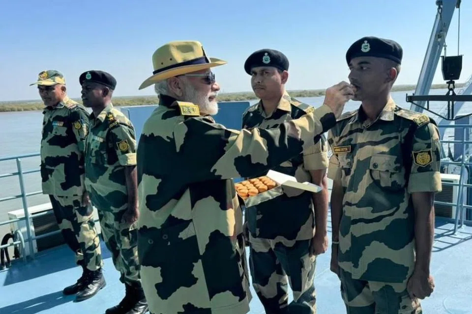 குஜராத் மாநிலத்தின் கட்ச் பகுதியில் ராணுவ வீரர்களுடன் தீபாவளியைப் பிரதமர் மோடி கொண்டாடினார். 