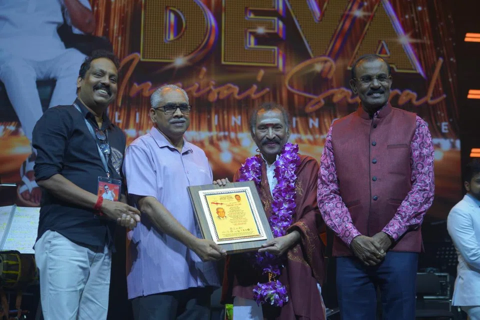 காலஞ்சென்ற முன்னாள் அதிபர் எஸ்.ஆர்.நாதனுக்குப் பிடித்தமான பாடலான ‘தஞ்சாவூரு மண்ணு எடுத்து’ பாடலைப் பாடிய தேவாவிற்குச் சிங்கப்பூரின் 15 தமிழ் அமைப்புகளின் சார்பாகச் சிறப்பு நினைவுப் பரிசு வழங்கப்பட்டது.
அந்த நினைவுப் பரிசினை சிங்கப்பூர் தமிழர் பேரவையின் தலைவர் வெ.பாண்டியன் (இடமிருந்து 2வது) தேவாவிற்கு வழங்கிச் சிறப்பித்தார். உடன் ‘8 பாய்ண்ட் என்டர்டெயின்மெண்ட்’ தலைவர் பெ.அருமைச் சந்திரன் (இடது), முன்னாள் நியமன நாடாளுமன்ற உறுப்பினர் ஆர் தினகரன். 