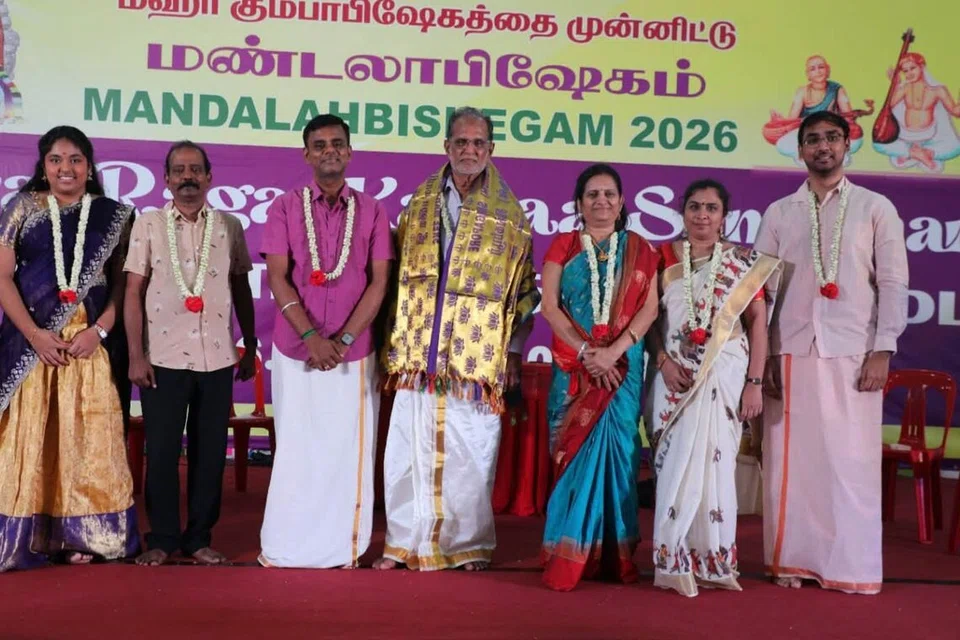 திரு யூசுப் ராவுத்தர் ரஜித் (நடுவில்) நடுவராக இருந்து நிகழ்ச்சியை வழிநடத்தினார்.