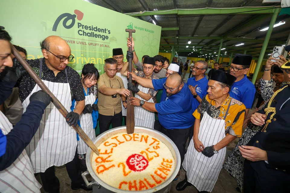 அதிபர் தர்மன் சண்முகரத்னம், அவரது துணைவியார் திருவாட்டி ஜேன் இத்தோகி, முஸ்லிம் விவகாரங்களுக்குப் பொறுப்பு வகிக்கும் தற்காலிக அமைச்சரான இணைப் பேராசிரியர் முஹம்மது ஃபைஷால் இப்ராஹிம் ஆகியோர் நிகழ்ச்சிக்கான பிரியாணியைத் தயார்செய்ய உதவினர்.