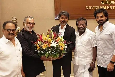 தென்னிந்திய நடிகர் சங்க நிர்வாகிகள், நடிகர் சங்கக் கட்டடம் தொடர்பில் முதல்வர் விஜெய்யிடம் (நடுவில்) சில கோரிக்கைகளை முன்வைத்ததாகத் தெரிகிறது.
