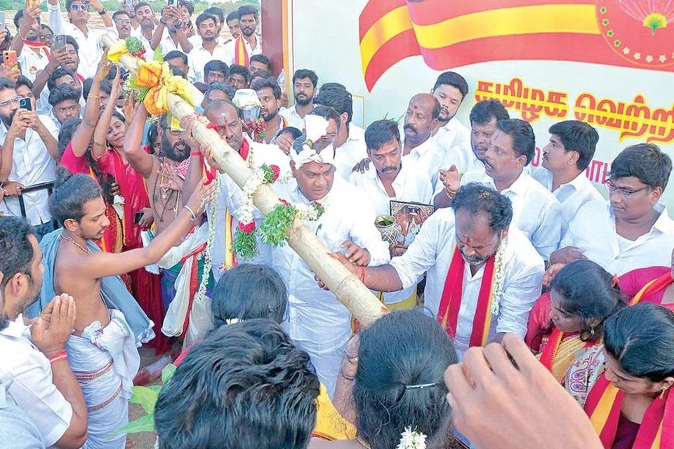 தவெக மதுரை மாநாட்டுக்கு பந்தக்கால் நடும் நிகழ்வில் ஏராளமானோர் கலந்துகொண்டனர்.