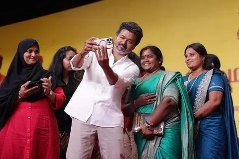 மாமல்லபுரத்தில் நடைபெற்ற மகளிர் தின நிகழ்வில் ‘செல்ஃபி’ படம் எடுத்துக்கொண்ட விஜய்.