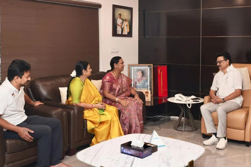 துணை முதல்வர் உதயநிதி ஸ்டாலின், முதல்வர் ஸ்டாலின் மனைவி துர்கா ஆகியோர் உடனிருந்தனர். இந்தச் சந்திப்பு அரசியல் வட்டாரங்களில் புது விவாதங்களைக் கிளப்பியுள்ளது. 