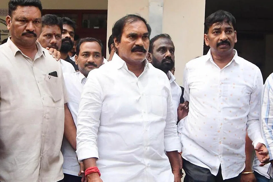 ஒய்எஸ்ஆர் காங்கிரஸ் கட்சி (ஜெகன் கட்சி) வேட்பாளர் தோட்டா திருமூர்த்திலு.