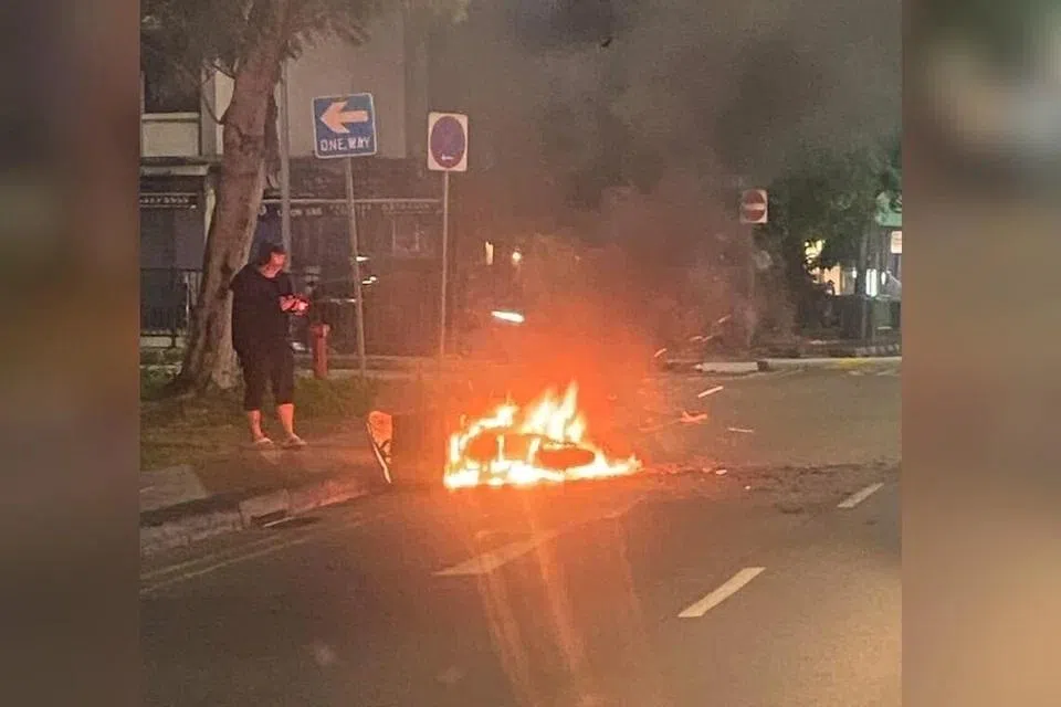 பேலஸ்டியர் சாலையில் தீப்பிடித்து 
எரிந்த மின்சைக்கிள்