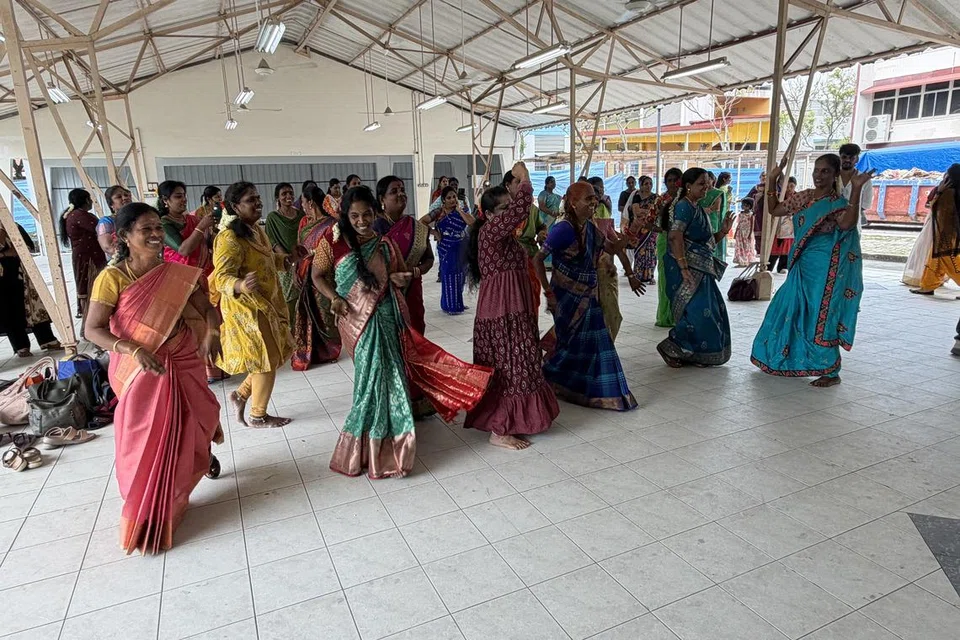 நிஜத்தின் நிழல் பங்கேற்பாளர்கள் நடனமாடினர்.