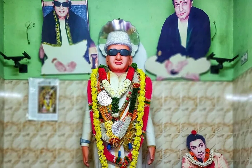 எம்ஜிஆர் கோவில்.