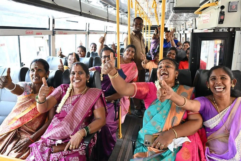 அரசுப் பேருந்துகளில் பெண்கள் இலவசமாக பயணம் மேற்கொள்வதால், தனியார் பேருந்துகளில் பெண் பயணிகளின் வருகை கடுமையாகக் குறைந்துள்ளதாக திரு கலாமணி  சுட்டிக்காட்டியுள்ளார்.
