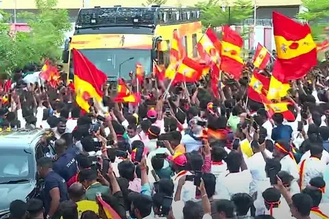 விஜய் வாகனம் நெரிசலில் சிக்கியது. 