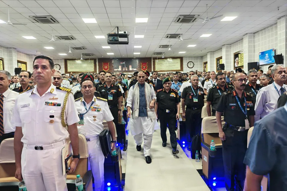 ரான் சாம்வாட் ராணுவத் தளத்துக்குச் சென்ற இந்திய தற்காப்பு அமைச்சர் ராஜ்நாத் சிங் (படம்).