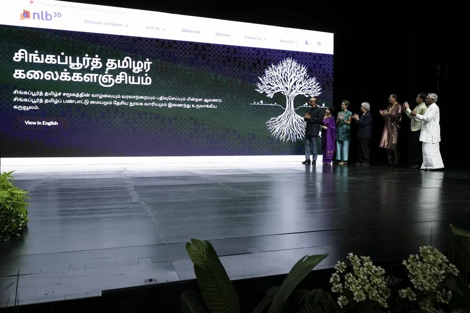 சிங்கப்பூர்த் தமிழர் கலைக்களஞ்சியத்தை மின்தளத்தில் வெளியிட்டார் அதிபர் தர்மன் சண்முகரத்னம். உடன் அதிபரின் மனைவி ஜேன் இத்தோகி, தகவல், மின்னிலக்க மேம்பாட்டு அமைச்சர் ஜோசஃபின் டியோ ஆகியோரும் உள்ளனர். 