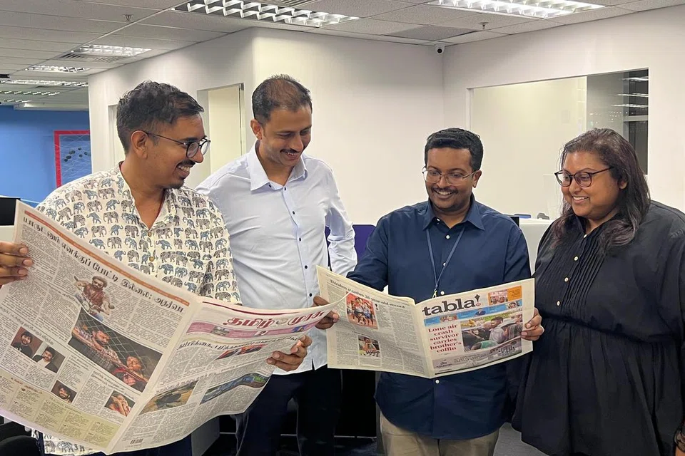தமிழ் முரசு நாளிதழையும் தப்லா வார இதழையும் படித்துக்கொண்டிருக்கும் தமிழ் முரசு செய்தியாளர் கி.ஜனார்த்தனன் (இடமிருந்து), தமிழ் முரசு நிர்வாக மின்னிலக்க உதவி ஆசிரியர் முஹம்மது ஃபைரோஸ், தமிழ் முரசு செய்தி ஆசிரியர் இர்‌‌‌ஷாத் முஹம்மது, தப்லா செய்தியாளர் சக்தி சிங்காரவேலு.