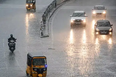 மாநகராட்சி சார்பில் 215 இடங்களில் நிவாரண நிலையங்கள் தயார் நிலையில் வைக்கப்பட்டன.