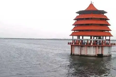 நீர்த்தேக்கங்களின் மொத்த கொள்ளளவு 13.21 டிஎம்சி ஆகும். கடந்த ஆண்டு இதே நாளில் 9.10 டிஎம்சி தண்ணீர் இருந்த நிலையில், தற்போது நீர் இருப்பு பாதியாகச் சரிந்துள்ளது.