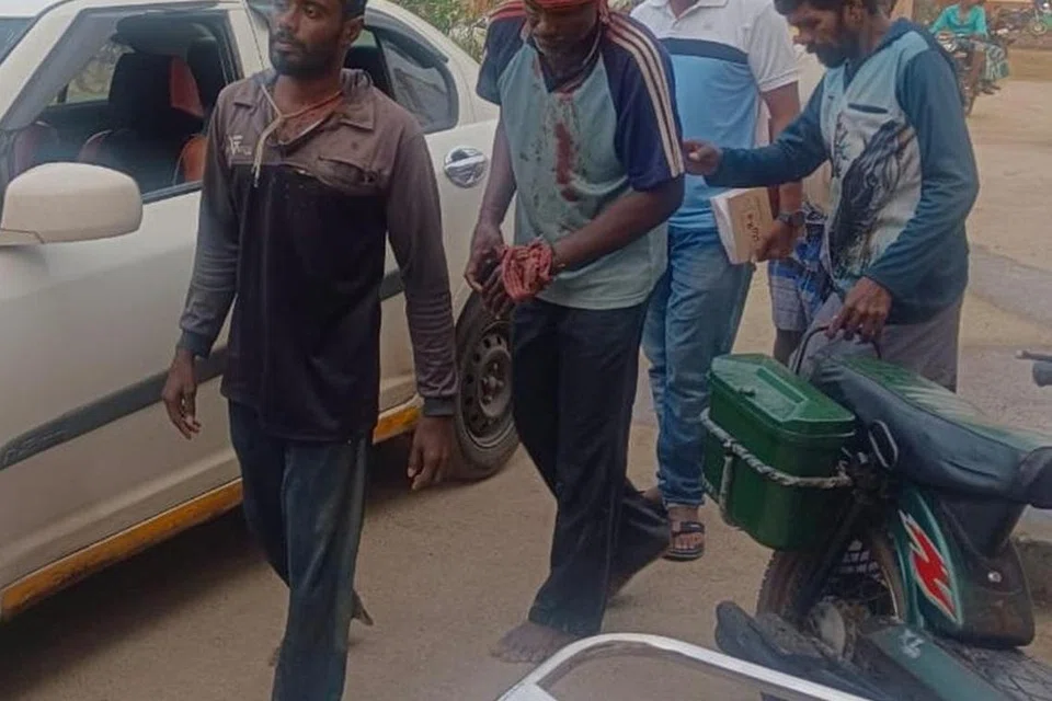 இலங்கையைச் சேர்ந்த கடற்கொள்ளையர்களால் தாக்கப்பட்டு உடைமைகளை இழந்த மீனவர்கள்.