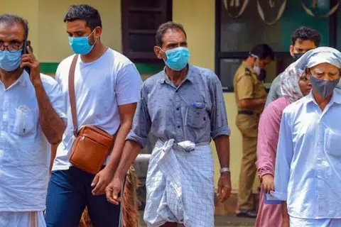 கோழிக்​கோடு மருத்​து​வக் கல்​லூரி​யில் சுவாசக் கருவி உதவி​யுடன் ‘நிபா’ கிருமித்தொற்றால் பாதிக்கப்பட்டவருக்குச்  சிகிச்சை அளிக்​கப்​பட்டு வரு​கிறது.